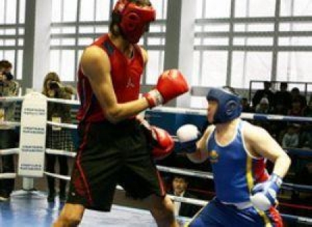 В этом бою у Диаса Касымбекова (справа) шансов не было