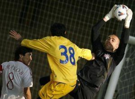 Мяч забирает Андрей Сидельников