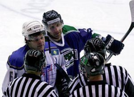 Хозяева площадки проиграли без боя