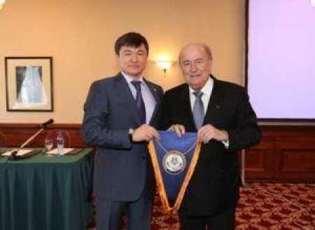 Генеральный секретарь ФФК Саян Хамитжанов и президент ФИФА Йозеф Блаттер