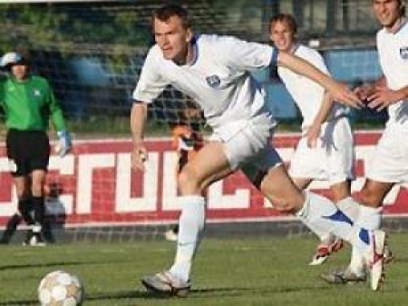 На поле гигант Алдин напоминает танк