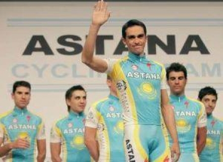 Контадор приветствует болельщиков