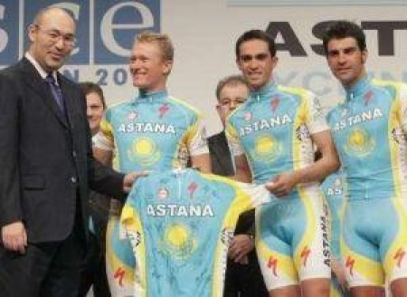 Кайрату Келимбетову вручают майку