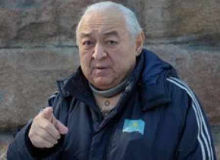 Человек переживающий за казахстанский спорт