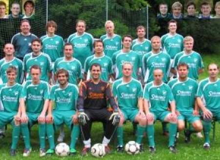 Справа играющий тренер Виктор Фикс