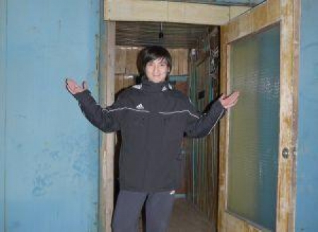 Жапаров живет в вагончике