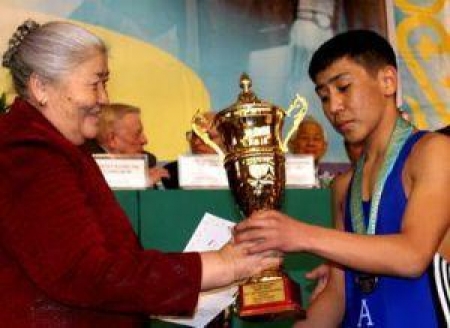 Мать Даулета Турлыханова Марзия-апай тоже активно принимала участие в турнире