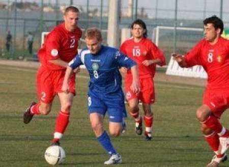 Андрей Карпович (в синей форме) принес «Актобе» победу над «Жетысу»