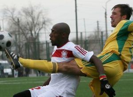 «Тобол» Олега Лотова (справа) победил в Актобе впервые за семь лет