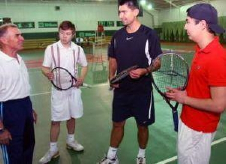 Алексей Кедрюк (в центре) вместе с Сергеем Дьяченко делится своим опытом с братьями Сармановыми