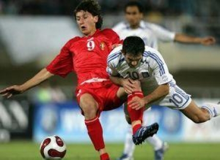 Игорь Бугаев (слева) забил четвертый гол в чемпионате страны и принес «Локомотиву» победу над «Атырау»