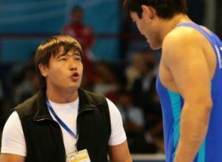 Марат Турлыханов дает наставления Асету Мамбетову 