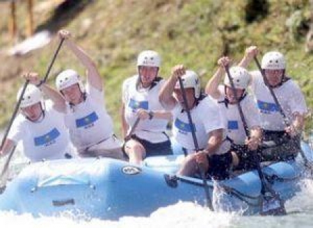 Босния и Герцеговина. 2009 год. Чемпионат мира. Максим Зимин (в центре) вместе со своими напарниками по команде во второй раз представляют свою страну на мировом подиуме