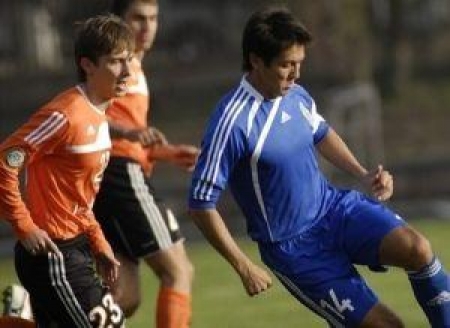 Защитник «Кайрата»  Кайрат Утабаев укрывает мяч от Никиты Бильдинова