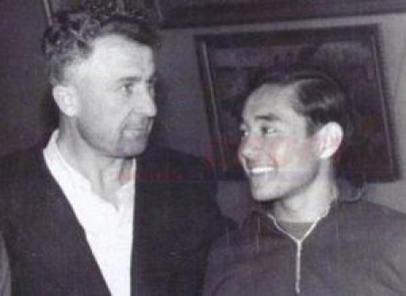 Георгий Алексеевич Козелько напутствует своего ученика Тимура Сегизбаева перед выступлением в чемпионате СССР в составе команды «Кайрат»