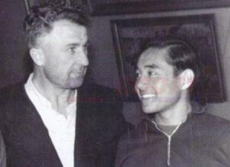 Георгий Алексеевич Козелько напутствует своего ученика Тимура Сегизбаева перед выступлением в чемпионате СССР в составе команды «Кайрат» 