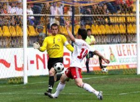 Аслан Дарабаев очень старался в поединке со своим бывшим клубом