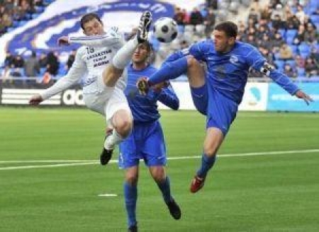 «Иртыш» Павла Шабалина (справа) только по разнице мячей уступает первое место «Тоболу»