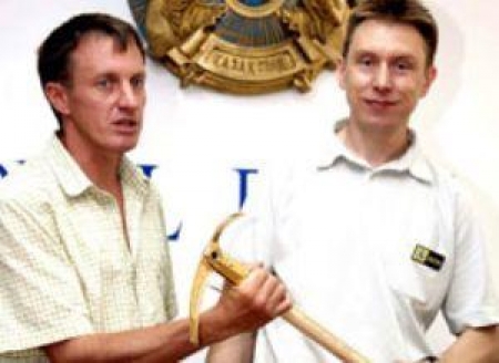 Денис Урубко и Борис Дедешко с «Золотым ледорубом мира»