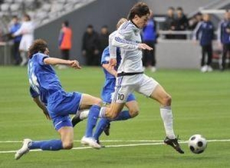 Игорь Бугаев (в белом) закрепил победу «Локомотива»