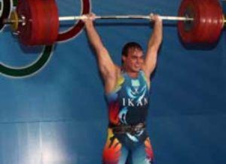 В чемпионате страны по тяжелой атлетике установлено два мировых рекорда