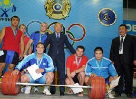  Аким Алматинской области Серик Умбетов приветствует победителей и призеров чемпионата РК