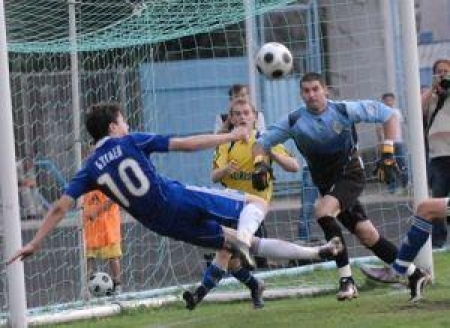 Игорь Бугаев (слева) в матче с 