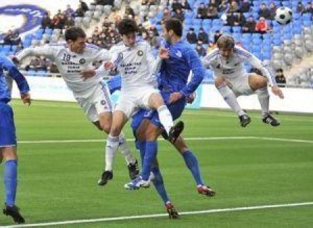 Победа «Локо» (в белом) над «Иртышом» (в синем) сыграла на руку «Тоболу»