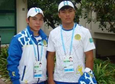 Слева — дзюдоист Кайрат Агибаев, справа — боксер Адилет Ракишев