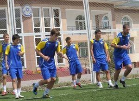 Ренат Абдулин (крайний справа) и его партнеры готовятся к матчу с Турцией