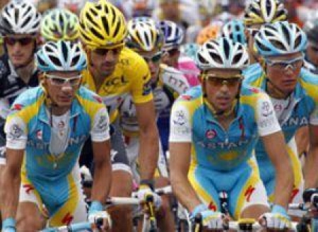 Велокоманда прославляет Казахстан