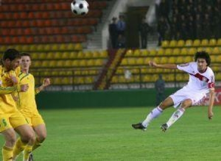 Гол Самата Смакова (справа) помог «Актобе» взять реванш у «Тобола»