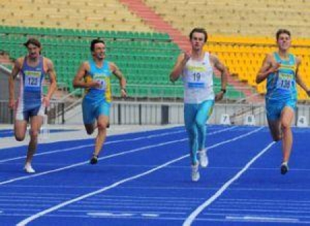 Впереди – обладатель главного приза, победитель бега на 100 и 200 метров Вячеслав Муравьев