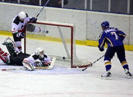 Пять шайб хозяева забросили в ворота соперника