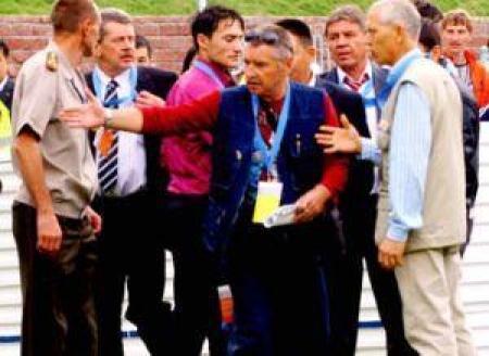 Рабочий момент соревнований. Справа — координатор FIS Николай Коробов