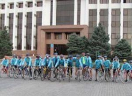 Жамбылская молодежь призывает чиновников пересесть на велосипеды