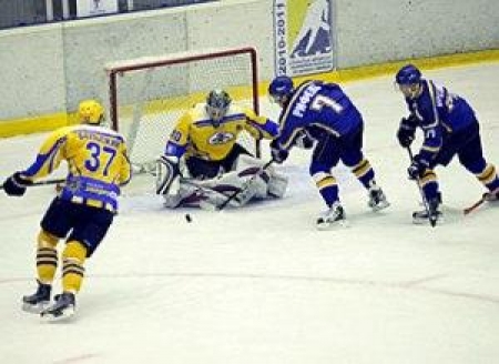 Хозяева уступили в одну шайбу