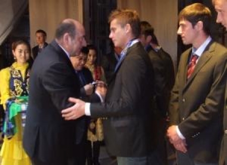 Михаил Гурман награждает «востоковцев» малыми золотыми медалями победителей 1 лиги»