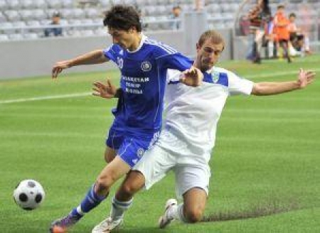 Гол Игоря Бугаева (слева) помог 