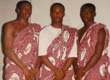 Мозес Саки слева