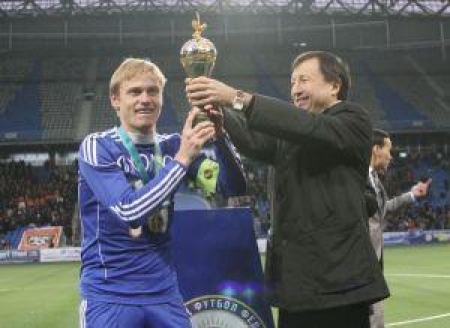 Вручение Кубка капитану астанчан Роману Пахолюку