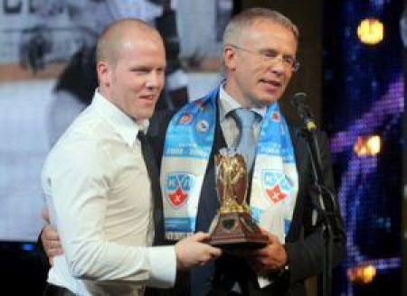 Я начал играть в хоккей очень рано. Мне было три года. И случилось это потому, что я очень хотел этого сам. 