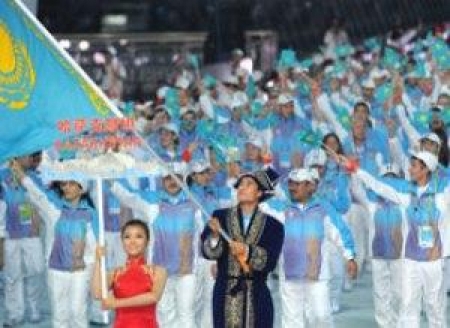 Серик Сапиев нес флаг Казахстана