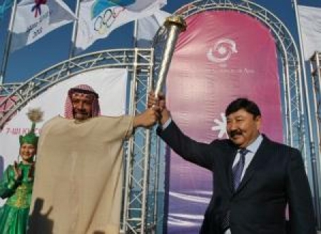 Министр спорта с огнем Азиады