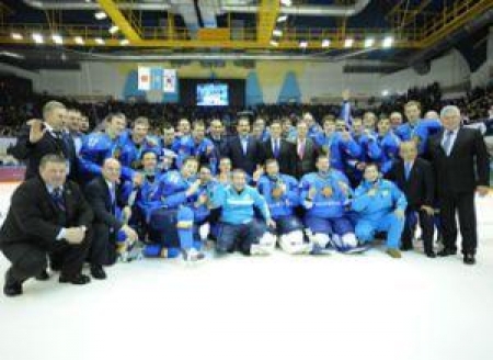 Хоккеист ыпринесли последнюю медаль