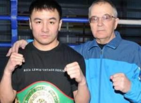 Мастер спорта РК, первый боксер-профессионал в Петропавловске — Жанат Жакиянов и его тренер А. Н. Лебедев