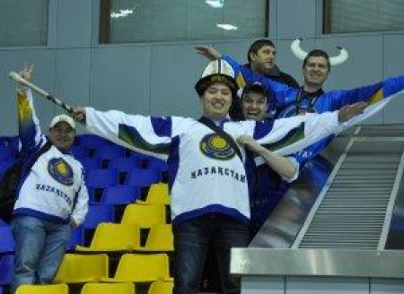 Казахстанские болельщики празднуют