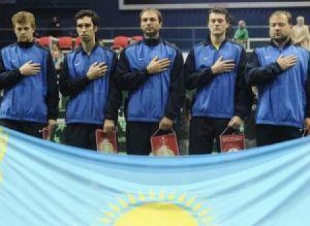 Капитан сборной Казахстана Егор Шалдунов (в центре)