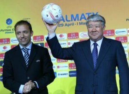 Аким Алматы призывает поддержать команду