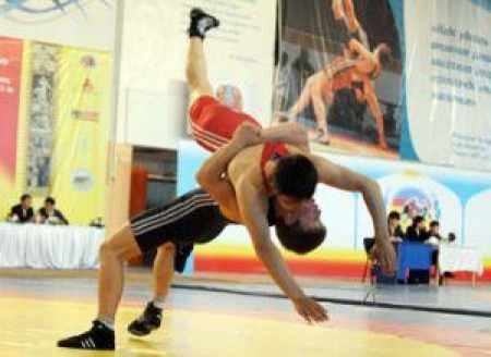 В честь своего юбилея Жаксылык Ушкемпиров вручает награды